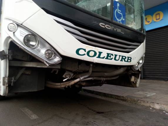 Kombi escolar se envolve em acidente com ônibus em Passo Fundo - foto 2