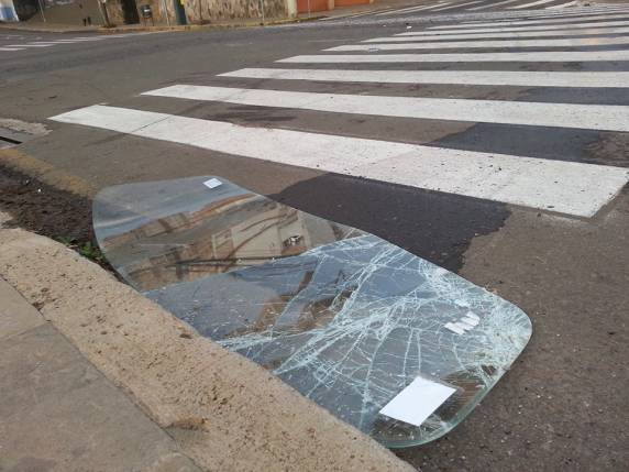 Kombi escolar se envolve em acidente com ônibus em Passo Fundo - foto 3