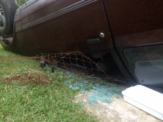 Carro tomba na porta de uma residência em Blumenau SC - foto 2