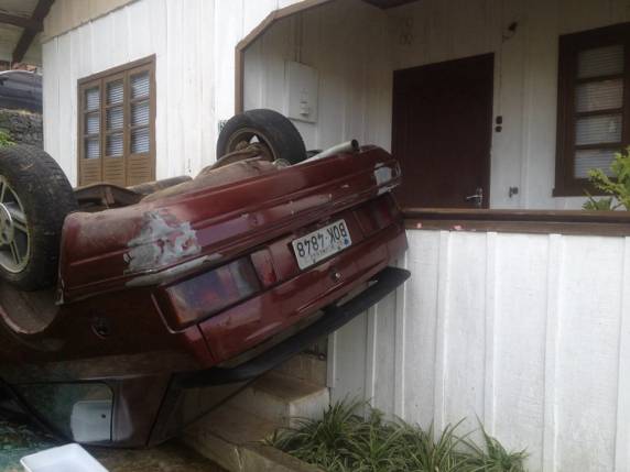 Carro tomba na porta de uma residência em Blumenau SC - foto 4