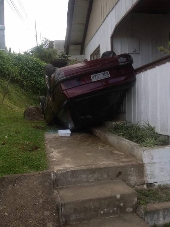 Carro tomba na porta de uma residência em Blumenau SC - foto 3