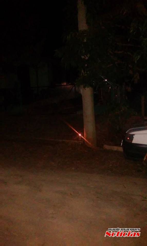 Moradores de uma rua no bairro Jardim das Acácias usam velas em protesto - foto 2