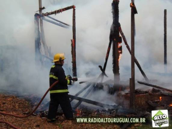 Incêndio destrói residência na tarde desta terça-feira em Humaitá - foto 3