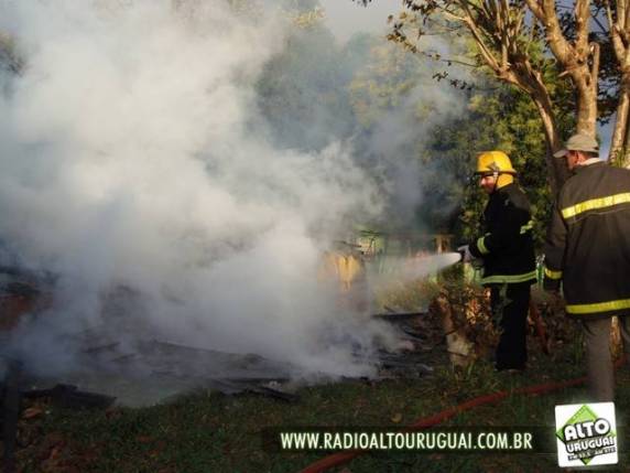 Incêndio destrói residência na tarde desta terça-feira em Humaitá - foto 2