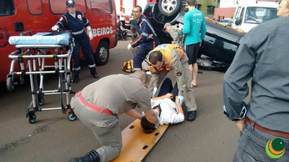 Invasão de preferencial resulta em capotamento e deixa três pessoas feridas em
Passo Fundo - foto 3