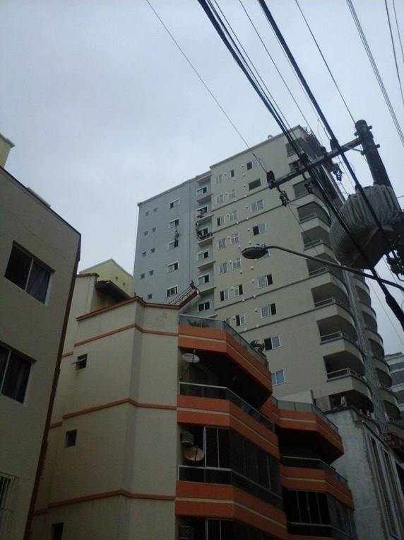 Trabalhadores ficam pendurados em prédio em construção em Itapema - foto 2