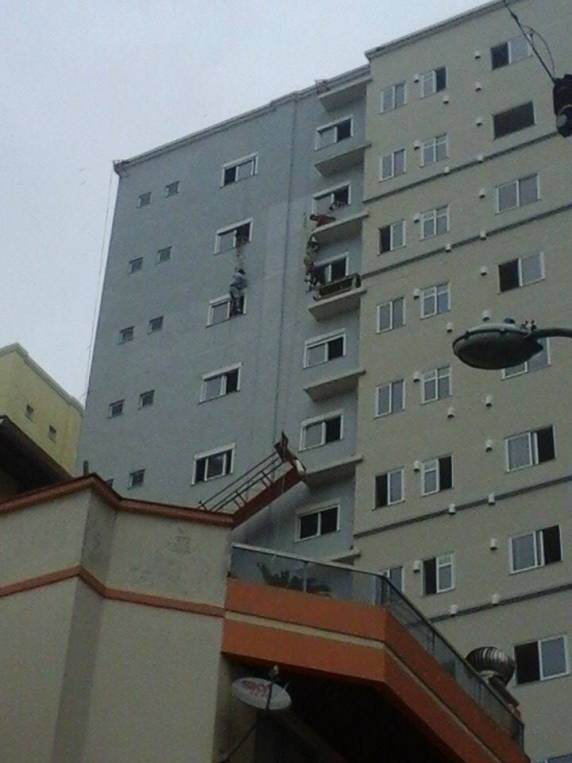 Trabalhadores ficam pendurados em prédio em construção em Itapema - foto 3