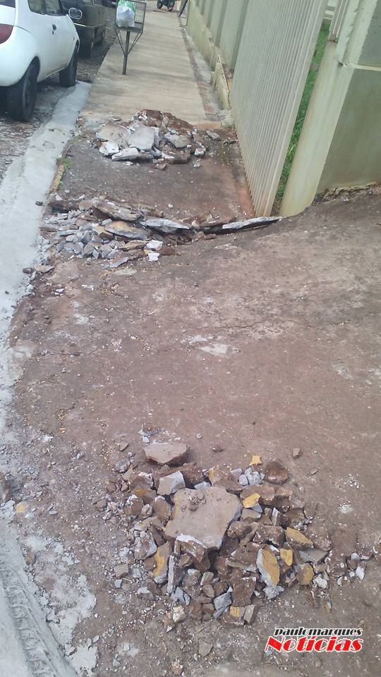 Morador da Rua dos Arvoredos reclama de entulhos
deixados na calçada em frente à sua casa - foto 2