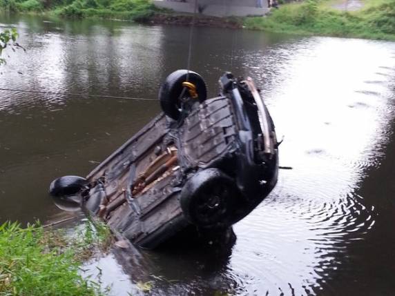 Passageiro
morto após carro de luxo cair em rio de SC é identificado - foto 4