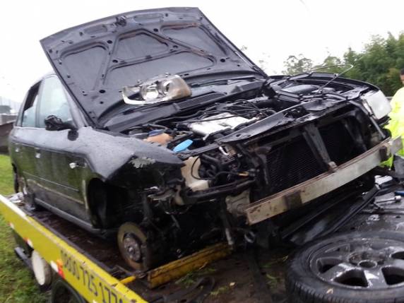 Passageiro
morto após carro de luxo cair em rio de SC é identificado - foto 3