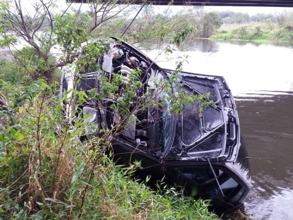 Passageiro
morto após carro de luxo cair em rio de SC é identificado - foto 2