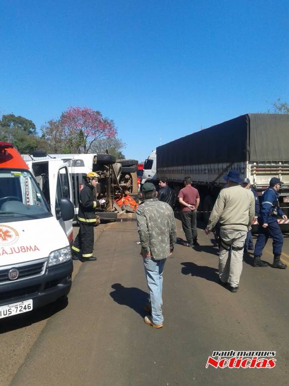 Caminhão tomba no trevo da Coronel Dico com a BR-285, após colisão - foto 2