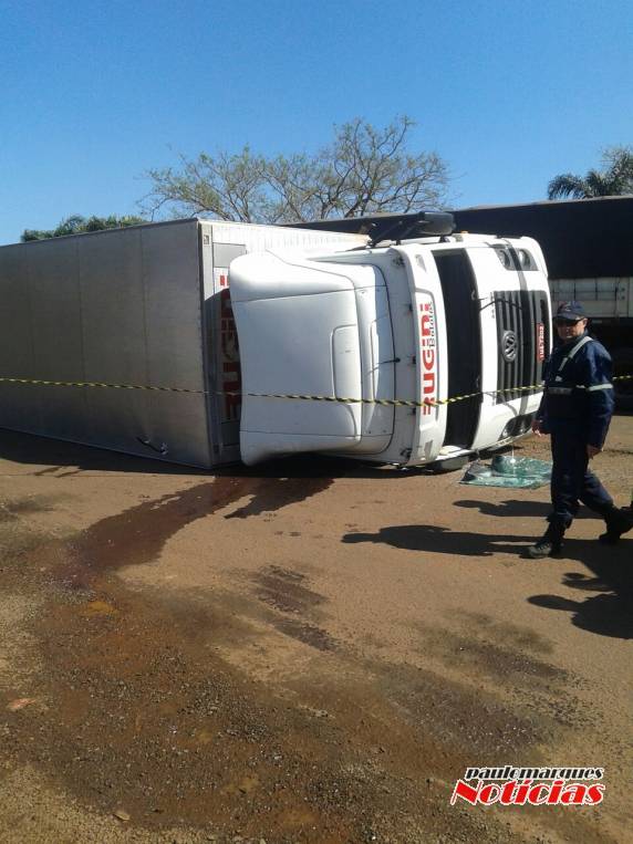 Caminhão tomba no trevo da Coronel Dico com a BR-285, após colisão - foto 3