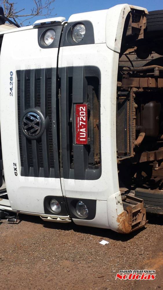 Caminhão tomba no trevo da Coronel Dico com a BR-285, após colisão - foto 5