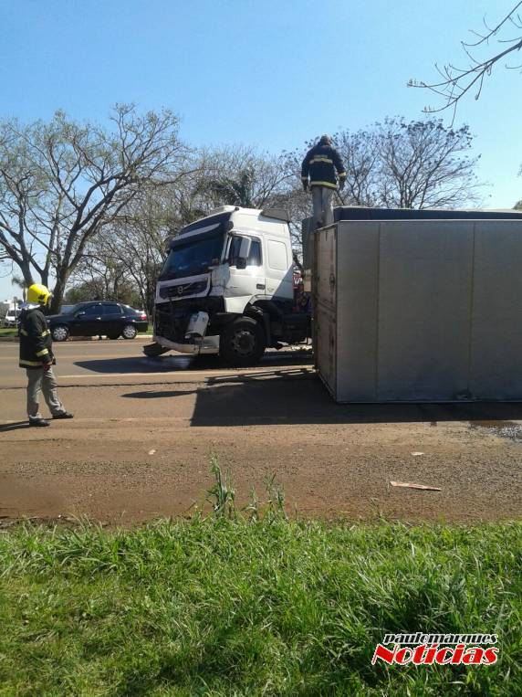 Caminhão tomba no trevo da Coronel Dico com a BR-285, após colisão - foto 4