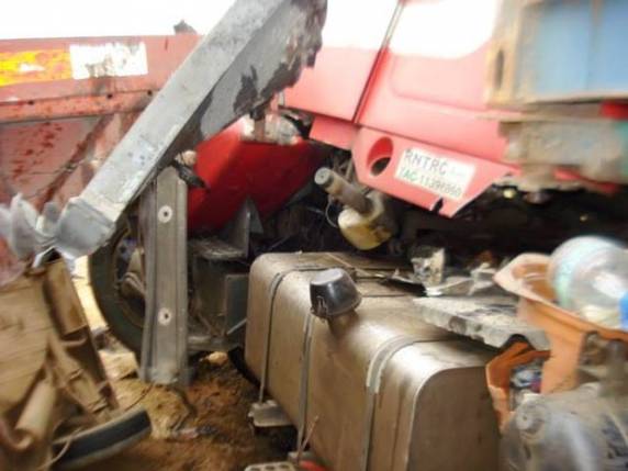 Cinco saem ilesos de grave acidente com 2 caminhões e carro na BR-470 - foto 3