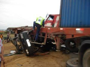 Cinco saem ilesos de grave acidente com 2 caminhões e carro na BR-470 - foto 2
