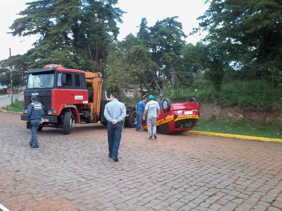 Aluna confunde pedal, acelera e capota com veículo de CFC em Santiago - foto 2
