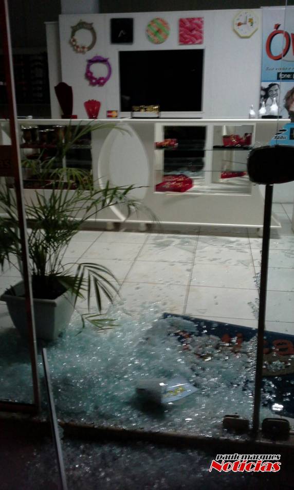 Ladrões quebram porta de óptica para furtar em
Independência - foto 3