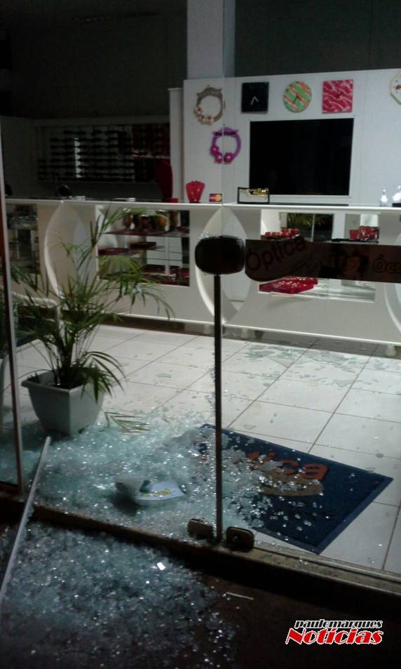 Ladrões quebram porta de óptica para furtar em
Independência - foto 4