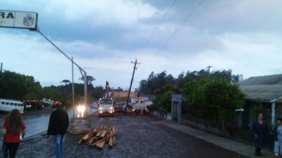 Caos!!! Caiçara pode ter sida
atingida por Tornado! Veja matéria e fotos - foto 4