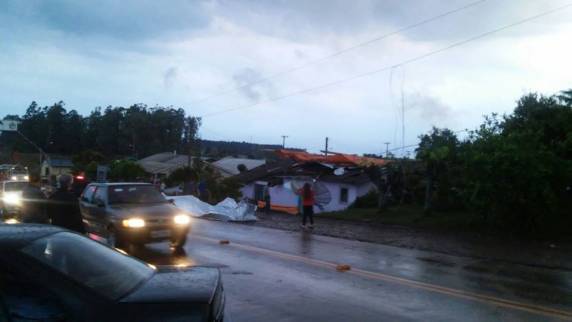 Caos!!! Caiçara pode ter sida
atingida por Tornado! Veja matéria e fotos - foto 5