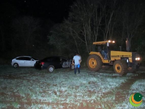 Bandidos atolam dois carros roubados durante sequestro relâmpago em Passo Fundo - foto 2