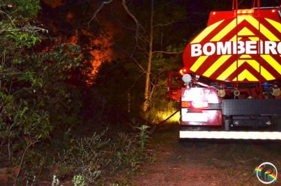 Incêndio atinge dois hectares e ameça casas em São Miguel do Oeste - foto 2