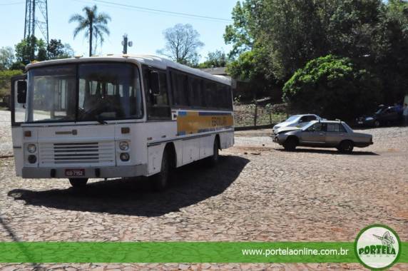 Colisão entre ônibus escolar e automóvel no centro de Tenente Portela - foto 2