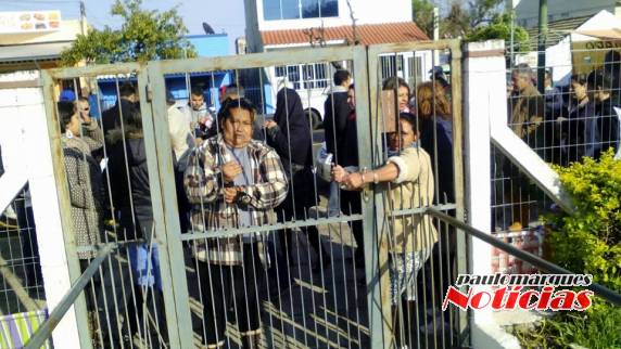 Esposas de brigadianos se algemam ao portão
do quartel da Brigada Militar de Uruguaiana - foto 3