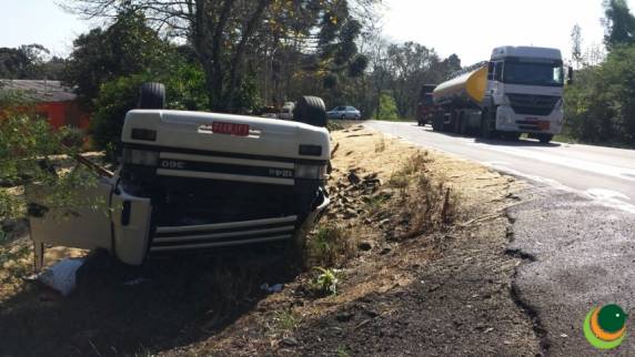Tombamento de carreta deixa motorista ferido no
trecho Passo Fundo-Marau - foto 2