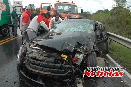 Carreta de Horizontina tomba após colidir com carro na BR-153 no Paraná - foto 2