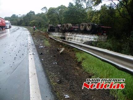 Carreta de Horizontina tomba após colidir com carro na BR-153 no Paraná - foto 4