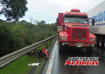 Carreta de Horizontina tomba após colidir com carro na BR-153 no Paraná - foto 7