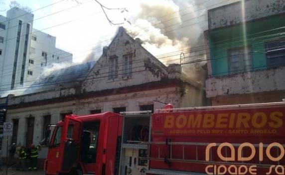 Incêndio destrói prédio do antigo Hotel Comércio, em Santo Ângelo - foto 2