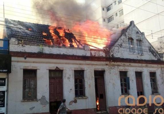 Incêndio destrói prédio do antigo Hotel Comércio, em Santo Ângelo - foto 3