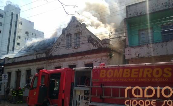 Incêndio destrói prédio do antigo Hotel Comércio, em Santo Ângelo - foto 5