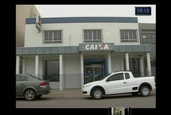 Criminosos 'esquecem' maleta com R$ 100 mil em assalto a banco em SC - foto 2