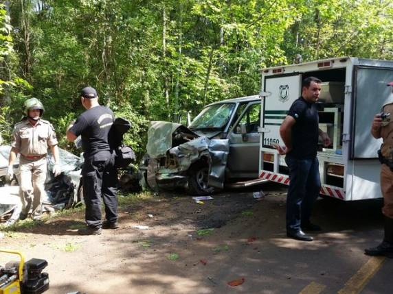 Cinco pessoas morrem após acidente no Paraná; carro ficou destruído - foto 3