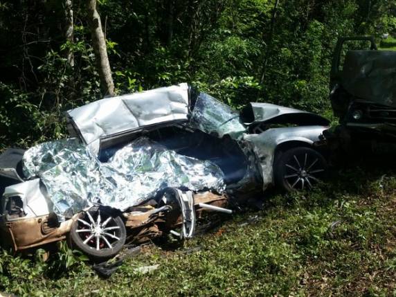 Cinco pessoas morrem após acidente no Paraná; carro ficou destruído - foto 2