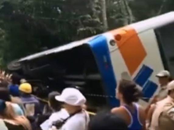 Acidente com ônibus deixa 15 mortos em Paraty - foto 3