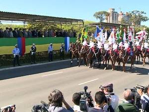 Policiais usam capuz em desfile por 'vergonha' após parcelamentos no RS - foto 3