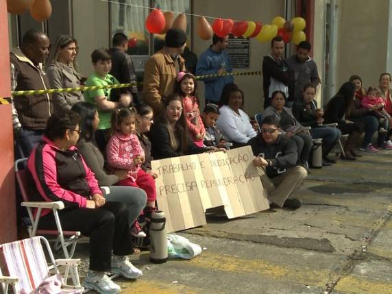 Policiais usam capuz em desfile por 'vergonha' após parcelamentos no RS - foto 2