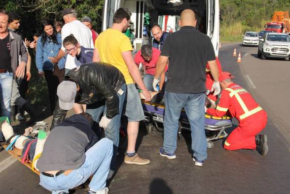 Casal fica gravemente ferido após acidente na ERS-446 - foto 6