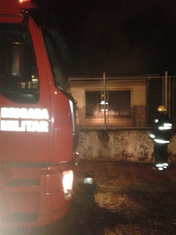 Bombeiros resgatam idosa do interior de residência em chamas em Carazinho - foto 3