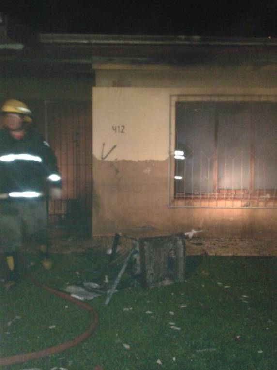 Bombeiros resgatam idosa do interior de residência em chamas em Carazinho - foto 4
