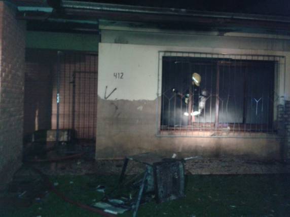 Bombeiros resgatam idosa do interior de residência em chamas em Carazinho - foto 5