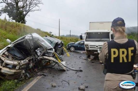 Policial civil morre em acidente com caminhão e três carros em SC - foto 2