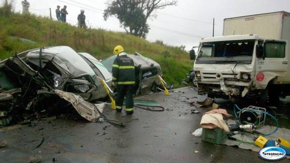 Policial civil morre em acidente com caminhão e três carros em SC - foto 3