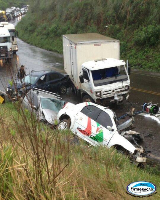 Policial civil morre em acidente com caminhão e três carros em SC - foto 4